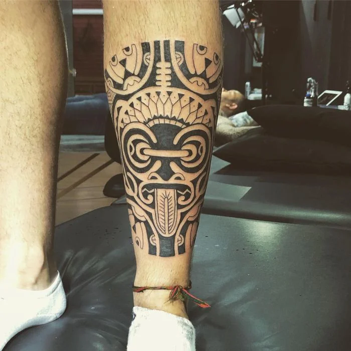 Mẫu hình xăm Maori độc đáo và tinh tế trên bắp chân nam giới
