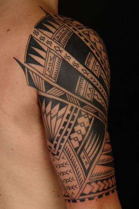 Hình xăm bắp tay họa tiết Maori hình học