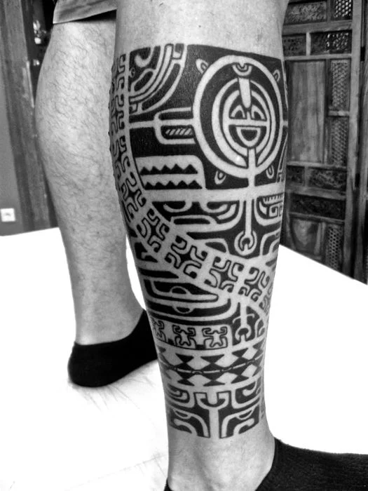 Hình xăm maori đẹp và chi tiết trên bắp chân nam giới