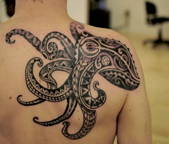 Hình xăm bạch tuộc họa tiết Maori trên lưng