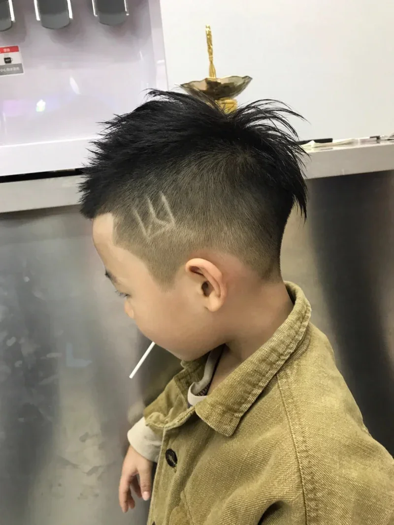các kiểu tóc xoăn đẹp cho bé trai (8)