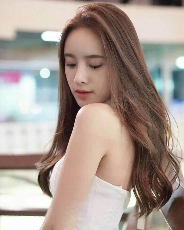 Cô gái có mái tóc nữ đẹp màu nâu hạt dẻ xoăn nhẹ tự nhiên