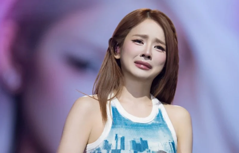 Beautiful DJ Mie bursts into tears because of the audience