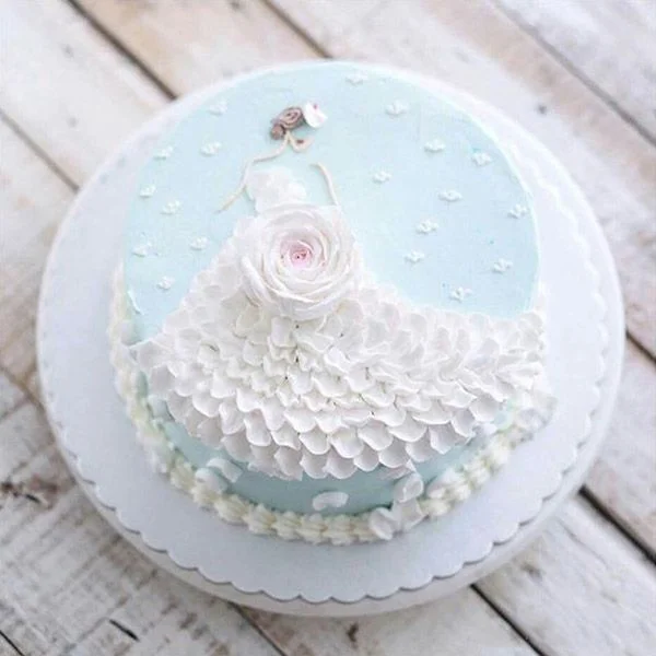 Bánh sinh nhật màu xanh pastel phủ kem hình bông hoa trắng
