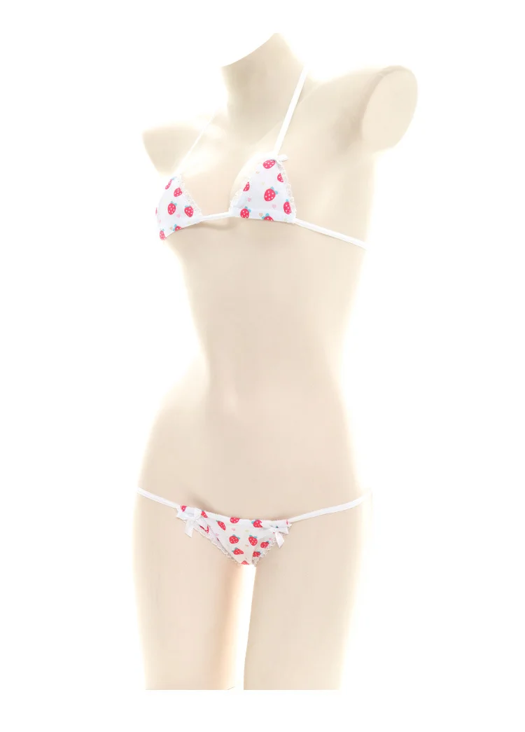 Bikini 2 mảnh màu trắng họa tiết dâu tây trên ma-nơ-canh trong studio nền trắng