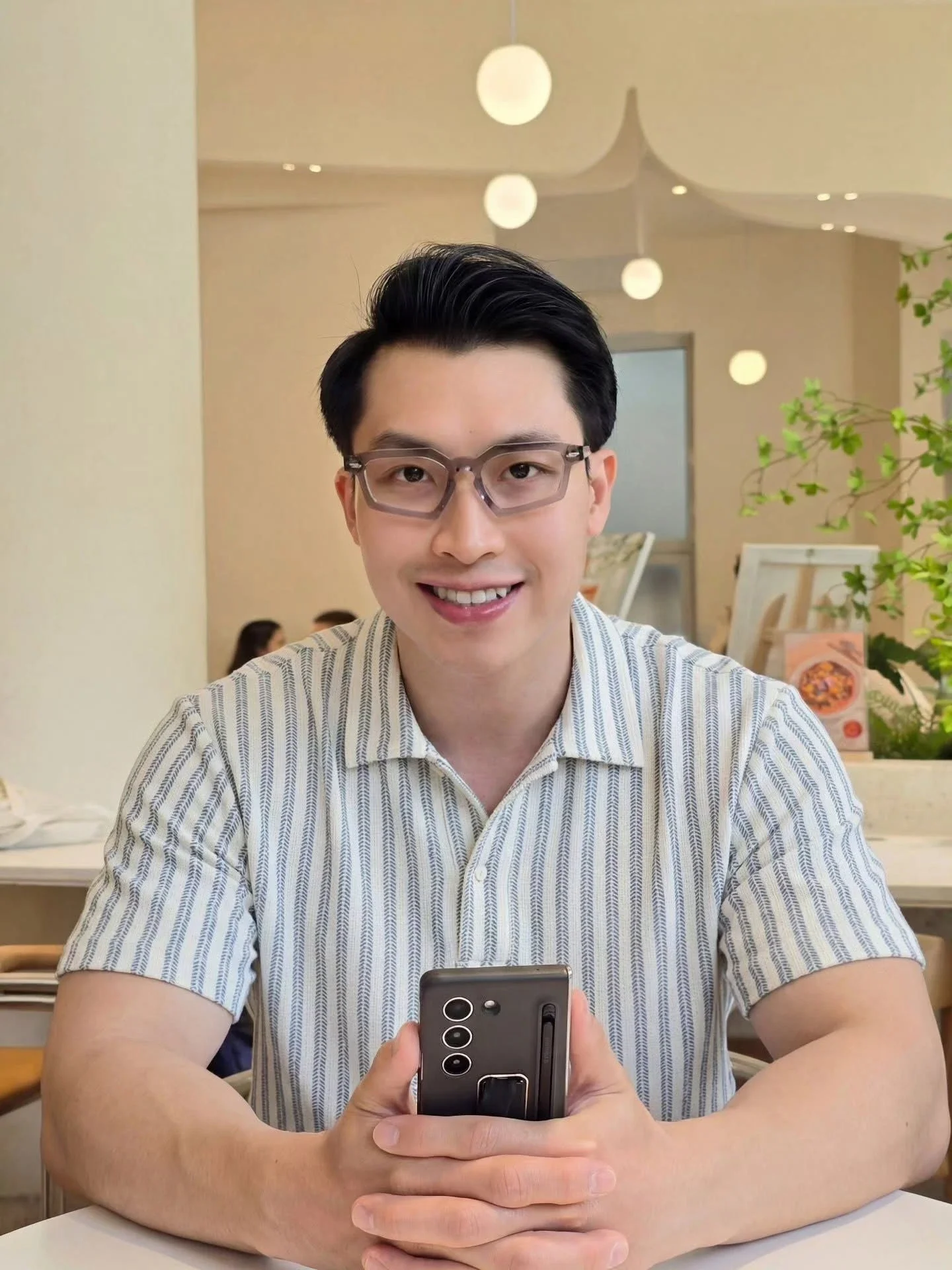 Hình ảnh trai trẻ đẹp với vẻ ngoài trẻ trung và phong độ