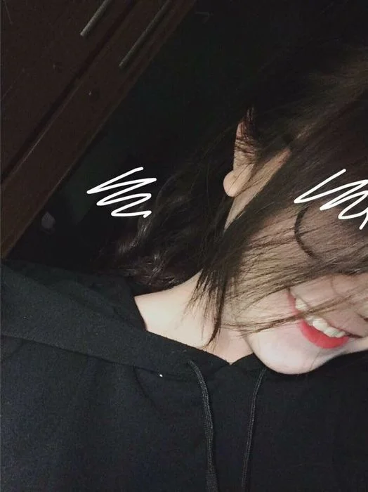 Ảnh gái che mặt với nét vẽ nguệch ngoạc