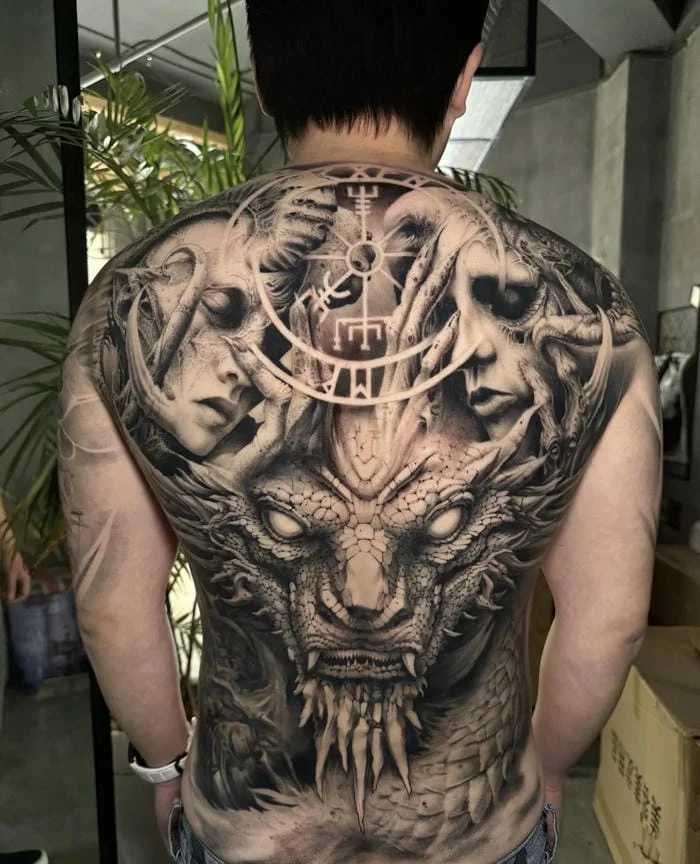 Hình xăm full lưng nam đầu quỷ và rồng đen trắng họa tiết đối xứng kín lưng