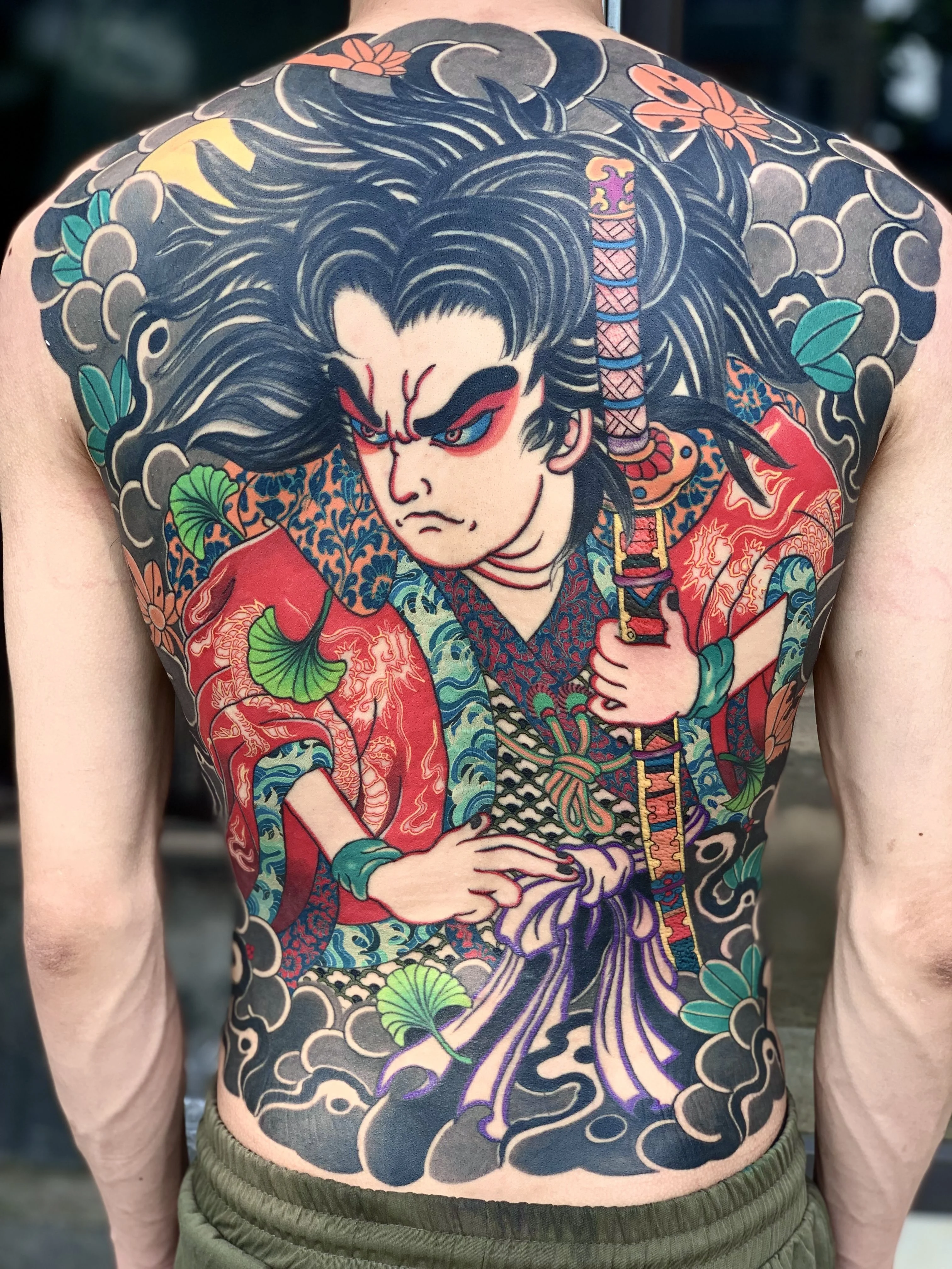 Hình xăm full lưng nam samurai Nhật Bản màu sắc kín lưng họa tiết mây