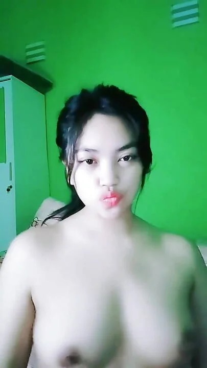 Khoe lồn còn trinh