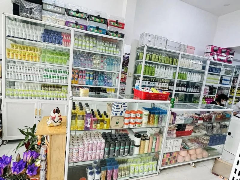 Cửa hàng cung cấp đầy đủ các loại phụ liệu tóc chuyên nghiệp