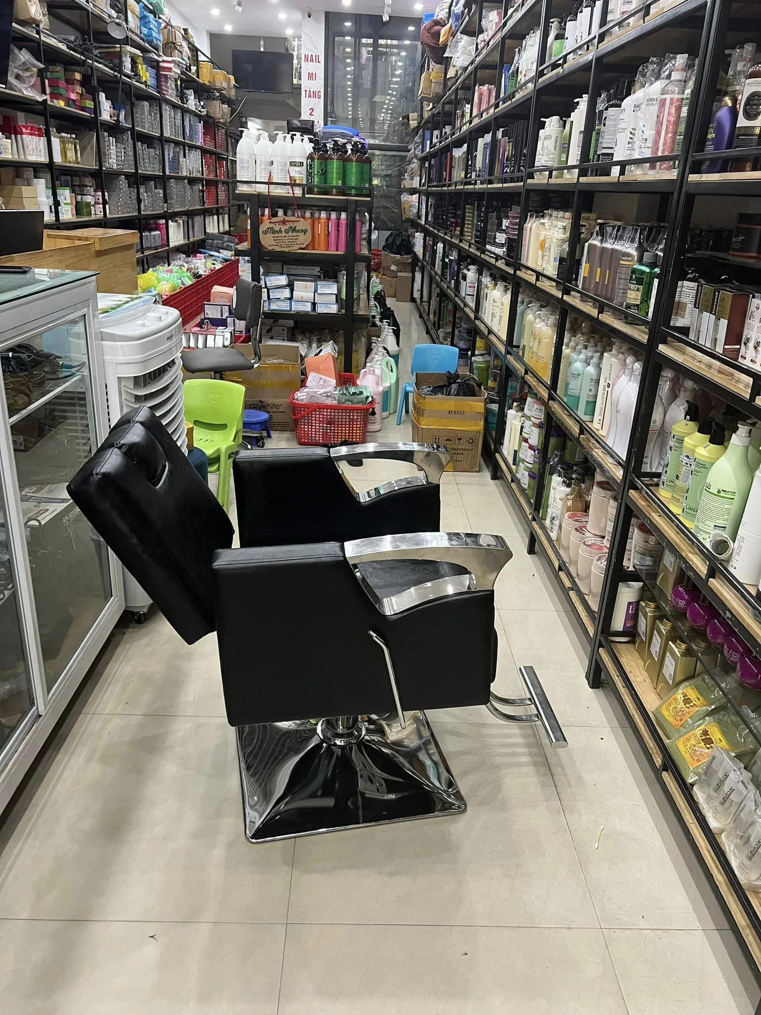 Ghế cắt tóc chuyên dụng trong cửa hàng phụ liệu tóc
