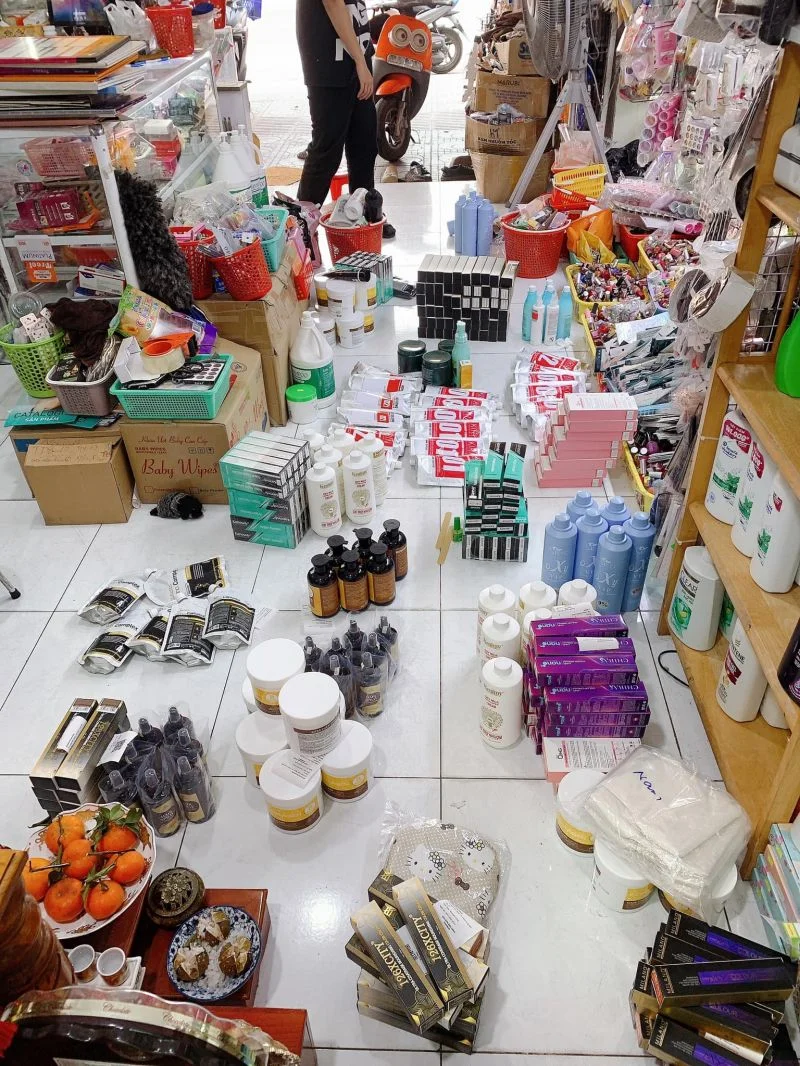 Sản phẩm phụ liệu tóc được sắp xếp trong kho hàng
