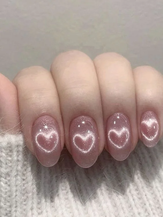 Mẫu nail mắt mèo hồng với họa tiết trái tim