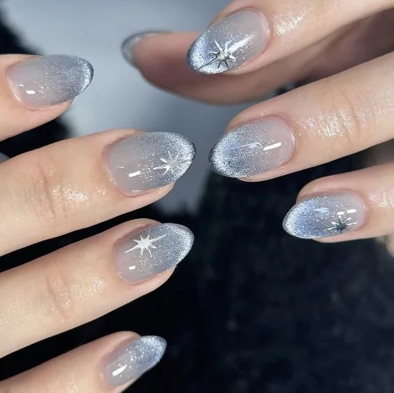 Mẫu nail mắt mèo xanh xám với họa tiết ngôi sao