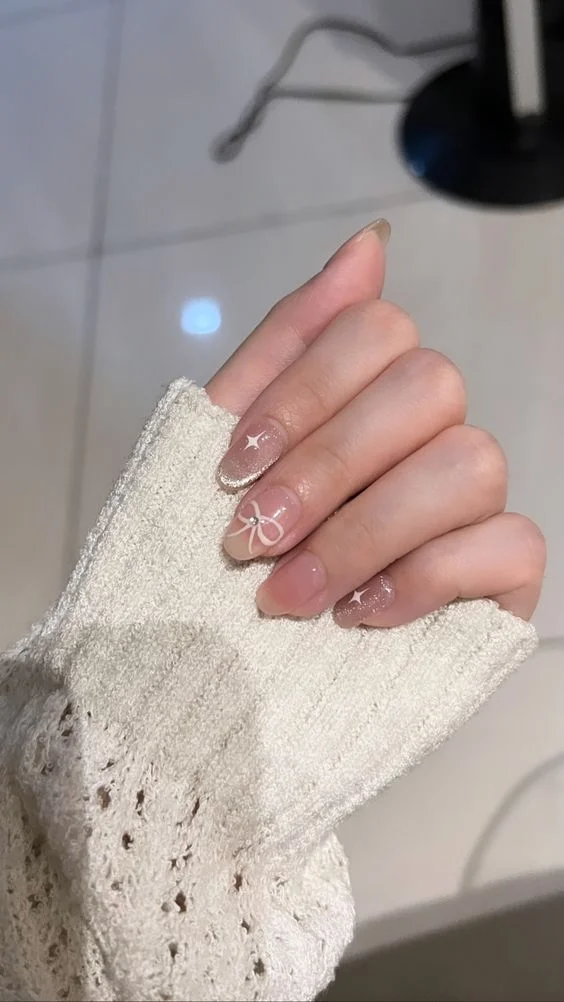 Mẫu nail mắt mèo kết hợp họa tiết nơ
